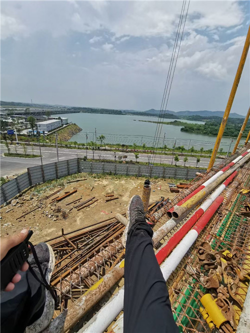 尖山区作业中发生设备损坏或人员意外，责任怎么划分？