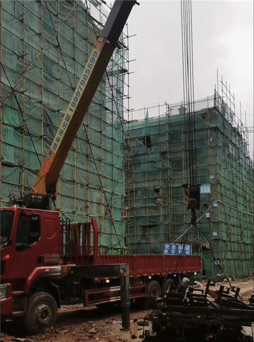 尖山区“慢工细活”—— 吊车的 “微动控制” 技术