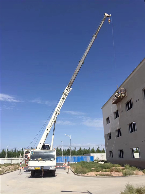 尖山区“轻装强干”—— 吊车的 “轻量化臂架” 技术